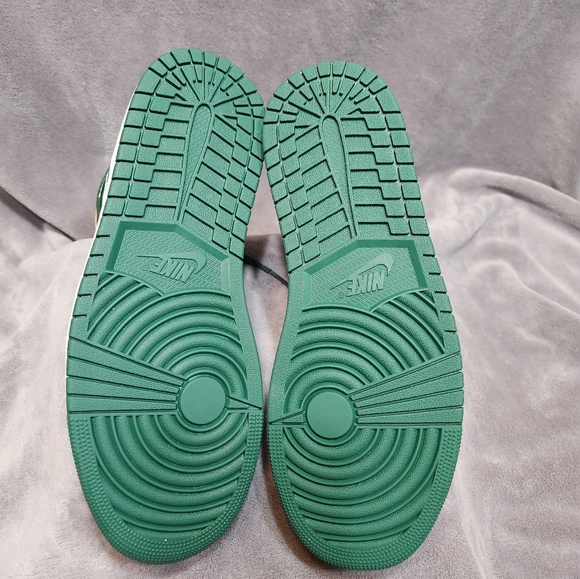 Air Jordan 1 Mid - Picture 2 of 6